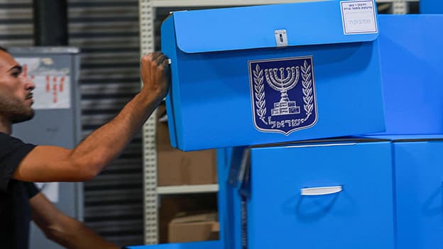 הכנות לבחירות (צילום: REUTERS/Ronen Zvulun) הכנות לבחירות