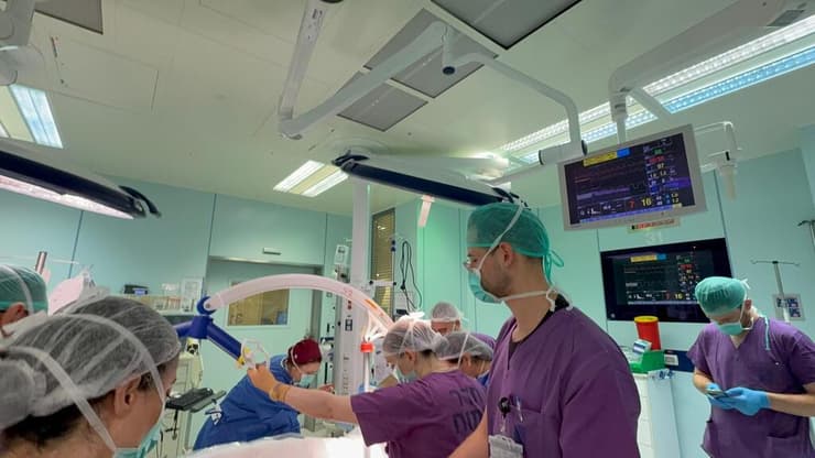 "מעבר לציוד הניתוחי הרגיל, היינו צריכים למצוא דרך להרים את הרקמה העצומה כדי שנוכל לגשת לאזור הניתוח" (צילום: דוברות הדסה) ניתוח שבו הסירו כמעט 30 ק"ג של עודפי שומן ורקמות ממטופל שסובל מהשמנת יתר