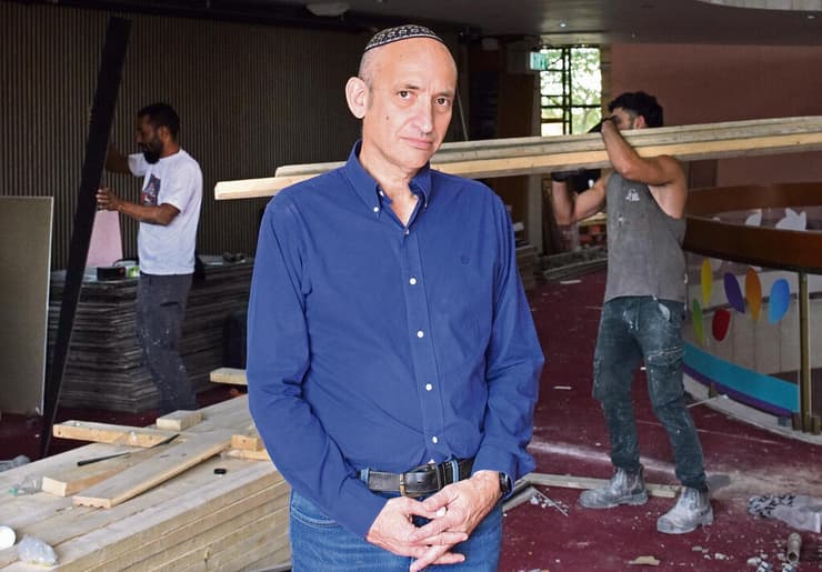 אביעד פרידמן בשיפוץ היכל התרבות בקריית־שמונה. "אני לא קוסם, אבל אפשר יהיה לבחון אותי על הצלחות בצפון בעוד שנה" (אפי שריר) אביעד פרידמן בשיפוץ היכל התרבות בקריית־שמונה. "אני לא קוסם, אבל אפשר יהיה לבחון אותי על הצלחות בצפון בעוד שנה"