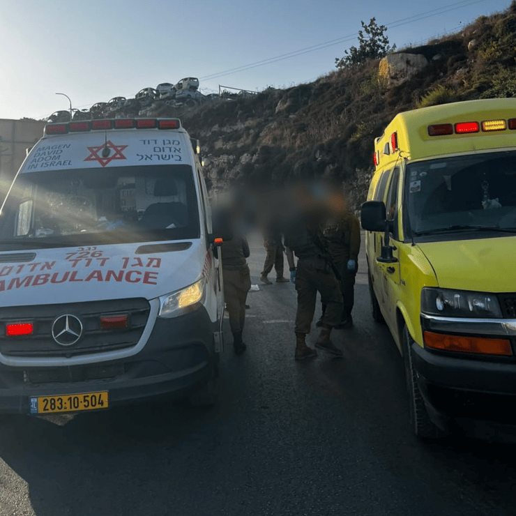 כוחות מד"א בזירת הפיגוע (צילום: תיעוד מבצעי מדא) פיגוע ירי בכביש 35 צומת הזכוכית