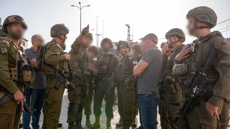 הערכת מצב של מפקדים בשטח זירת הפיגוע (צילום: דובר צה"ל) צוותי צה"ל בזירת הפיגוע