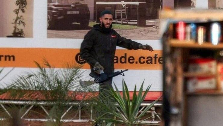 אחד המחבלים בזירת הפיגוע