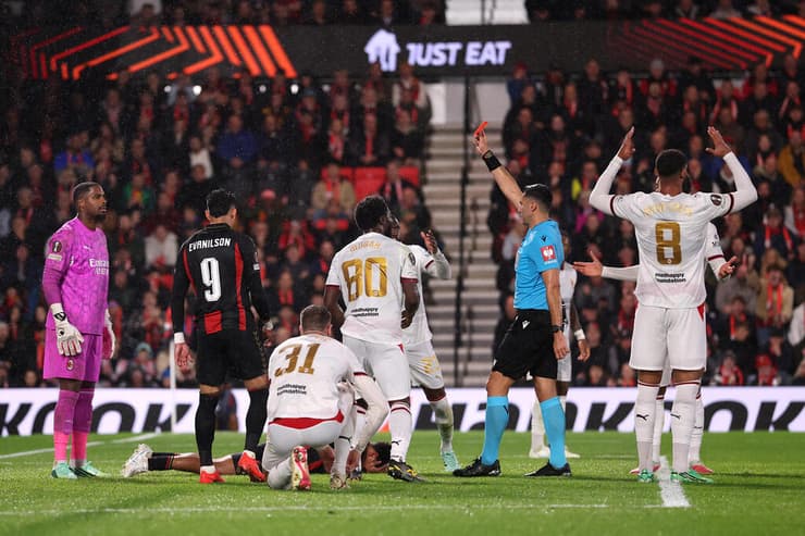 מניאן סופג את הכרטיס האדום (צילום: Ryan Pierse/Getty Images) מיניאן
