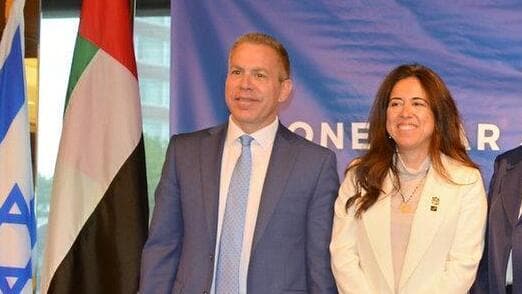 נוסייבה לצד השגריר לשעבר ארדן ( צילום: AJC) נוסייבה עם מקבילה בזמנו ארדן באירוע במוזיאון המורשת היהודית בניו יורק