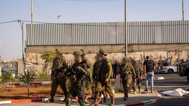 כוחות צה"ל בזירת הפיגוע (צילום: דובר צה"ל) צוותי צה"ל בזירת הפיגוע