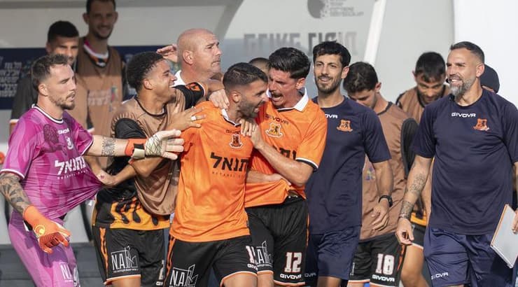 שחקני ואנשי בני יהודה בטירוף עם רז נחמיאס (רועי כפיר) שחקני ואנשי בני יהודה בטירוף עם רז נחמיאס