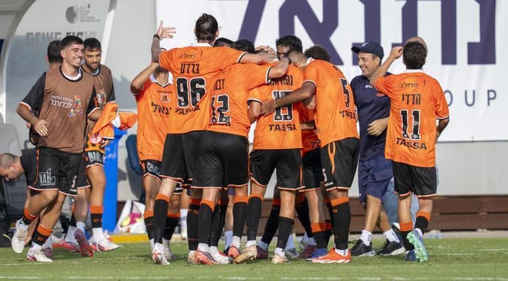 שחקני בני יהודה חוגגים עם רז נחמיאס (רועי כפיר) שחקני בני יהודה חוגגים עם רז נחמיאס