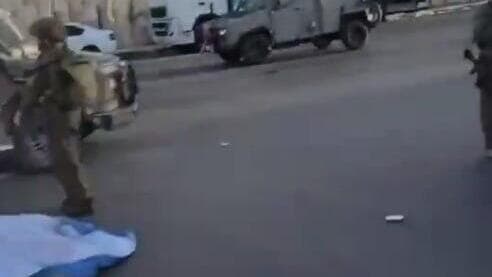לוחם לצד גופת אחד המחבלים, זמן קצר לאחר הפיגוע לוחם לצד גופת אחד המחבלים, זמן קצר לאחר הפיגוע
