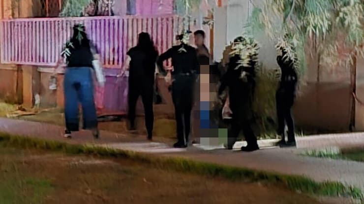 "הייתה אמא למופת". הילד מוקף בגורמי הרווחה מחוץ לבניין (צילום: איתן גליקמן) הילד בזירת הרצח בקריית חיים