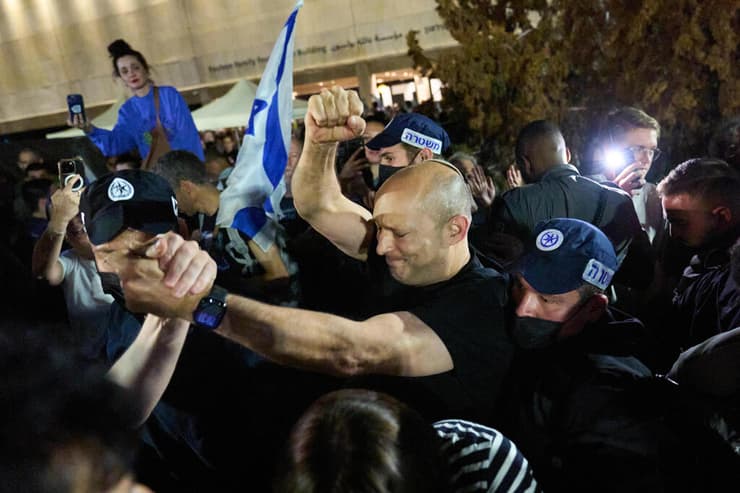 בנט בעצרת בכיכר החטופים בתל אביב, לפני הסיור בפארק המסילה (צילום: AP Photo/David Goldman) עצרת בתל אביב
