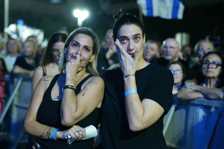 דמעות בעצרת בתל אביב (צילום: דנה קופל) עצרת בתל אביב