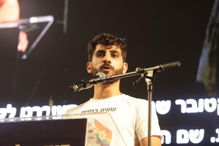 עומר אוחנה: "אנחנו הישראלים יודעים לצאת להילחם באויבים שלנו, אבל נאלצים להיאבק על הזכויות שלנו" (צילום: דנה קופל) עצרת בתל אביב