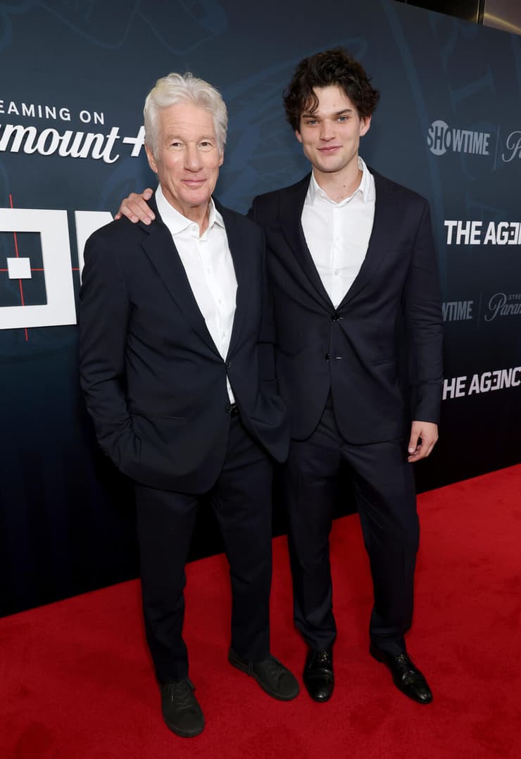 הומר וריצ'רד גיר (צילום: Mike Coppola/Getty Images for Paramount+) הומר גיר וריצ'רד