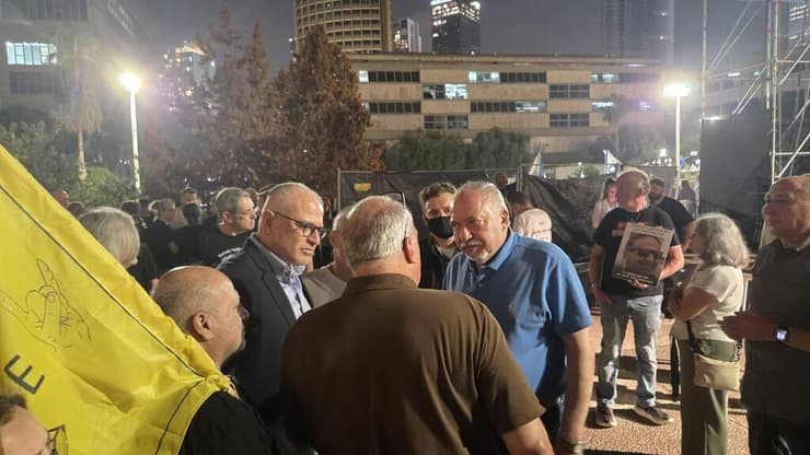ליברמן עם רפי בן שטרית, אביו של אלרואי ז"ל ומספר 2 במפלגתו (צילום: מועמת אוקטובר) עצרת בתל אביב
