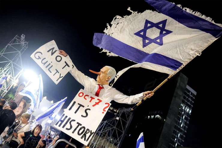 שלטים נגד רה"מ נתניהו בעצרת (צילום: Jack GUEZ / AFP) עצרת בתל אביב