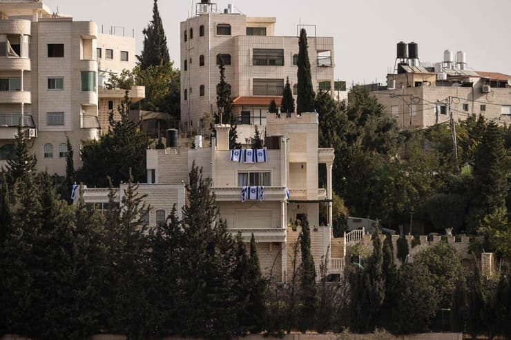 דגלי ישראל בבית בשליטת כוחות צה"ל בשכונת דיר בחה, חברון (צילום: JOHN WESSELS / AFP) חברון