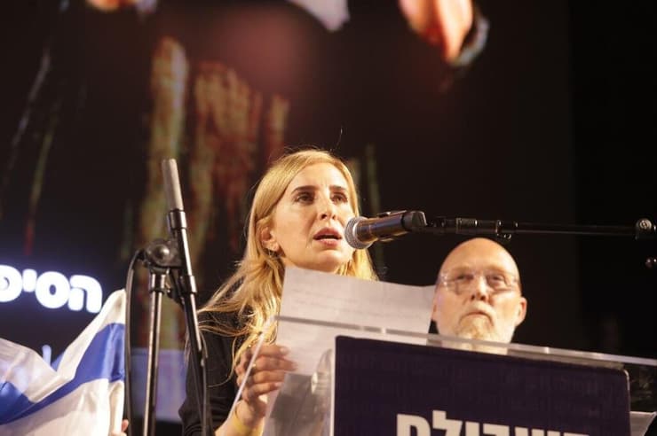 דניאל אלוני: "האנשים כאן נלחמו עלינו ולא ויתרו, והם נותנים לי כוח להאמין" (צילום: דנה קופל) עצרת בתל אביב