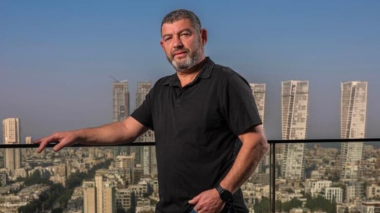 וינטר: "תנו לנו את הכוח לעבוד בשבילכם" (צילום: יובל חן) עופר וינטר