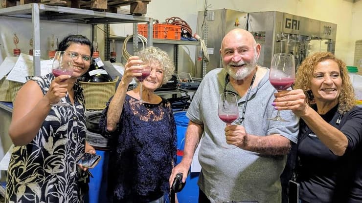"זה כמו חיים חדשים לכל אחד מאיתנו". ויניק ושותפות נוספות להקמת היקב (צילום: באדיבות מגדלי הים התיכון) איציק ויניק ג'ודי לוי יקב בוטיק בת ים מרתף בית דיור מוגן בציר יין