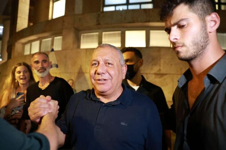 איזנקוט מגיע לכיכר בתל אביב (צילום: דנה קופל) עצרת בתל אביב