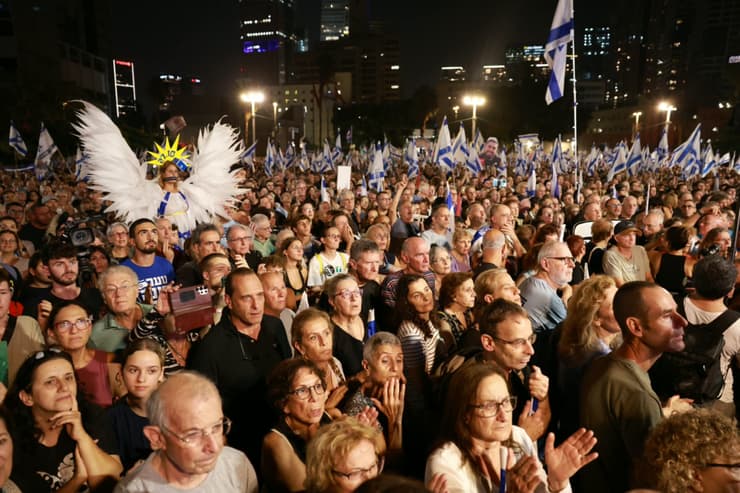 העצרת בתל אביב, הערב (צילום: דנה קופל) עצרת בתל אביב