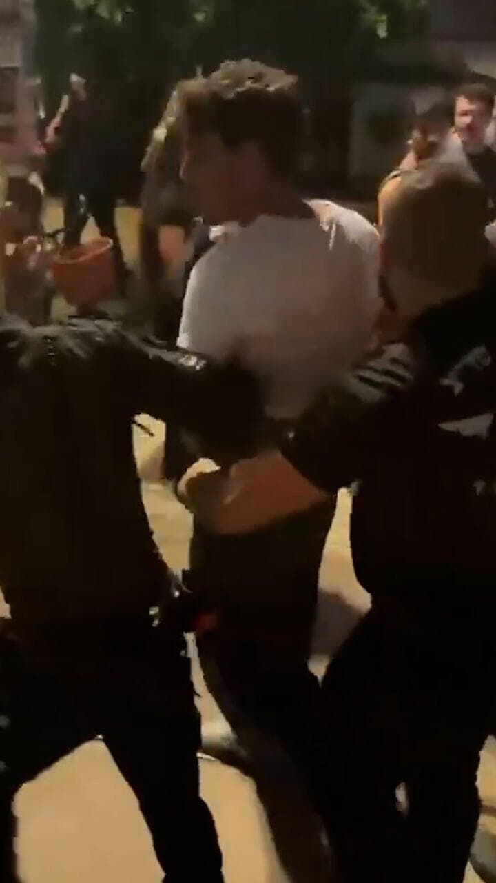 החשוד בתקיפה מובל באזיקים (צילום: לירי בורק שביט) אדם נעצר לאחר שהתקרב לבנט עם חפץ חשוד בפארק המסילה