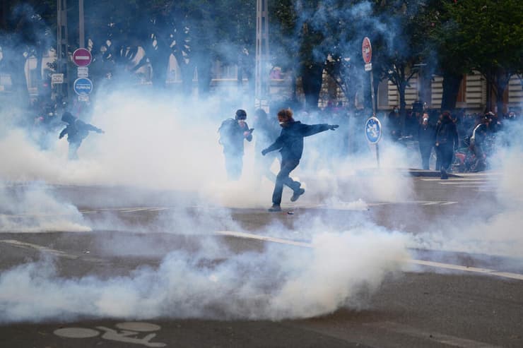 גז מדמיע בליון (צילום: livier CHASSIGNOLE / AFP) ליון