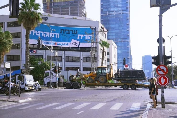 "יהודית, ערבית, ודמוקרטית". שלט בחירות של הרשימה המשותפת (צילום: דוברות הרשימה המשותפת) קמפיין הרשימה המשותפת היום ברחובות ת"א