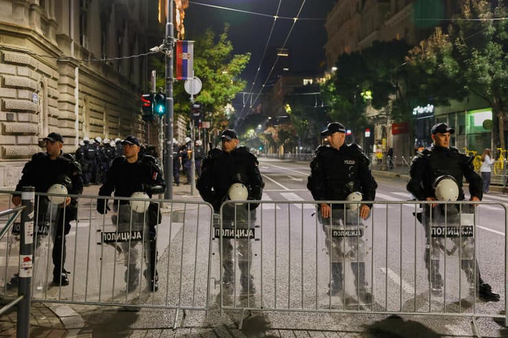 צילום: AP Photo/Marko Drobnjakovic שוטרים ב בלגרד סרביה בצל חשש ממהומות אחרי בחירות