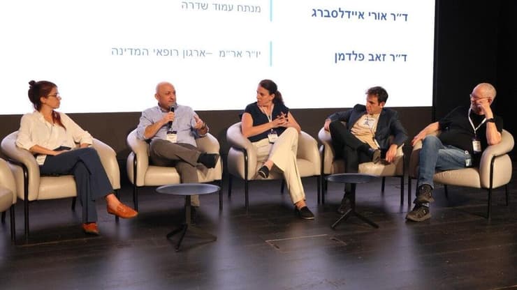 מימין: ד"ר זאב פלדמן, ד"ר אורי איידלסברג, ד"ר עינת אנגל-הבר, ד"ר גיא רוזן וד"ר ענבר נרדי אגמון