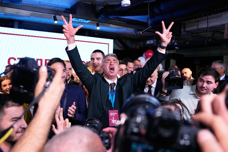 איליה סרדנוביץ', שהוצב בראש רשימת הסטודנטים, חוגג את הניצחון במטה בבלגרד ביום ראשון (צילום: AP Photo/Petr David Josek) איליה סרדנוביץ' מנהיג מפלגת רשימת הסטודנטים שניצחה ב בחירות ב סרביה חוגג במטה ב בלגרד