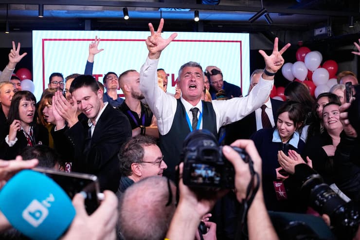 איליה סרדנוביץ' מנהיג מפלגת רשימת הסטודנטים שניצחה ב בחירות ב סרביה חוגג במטה ב בלגרד
