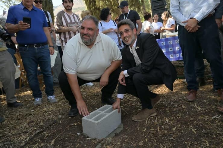 מימין לשמאל: ראש עיריית קריית שמונה אביחי שטרן עם אדריכל המבנה יוסי קורי בטקס פתיחת הבית למצוינות    
