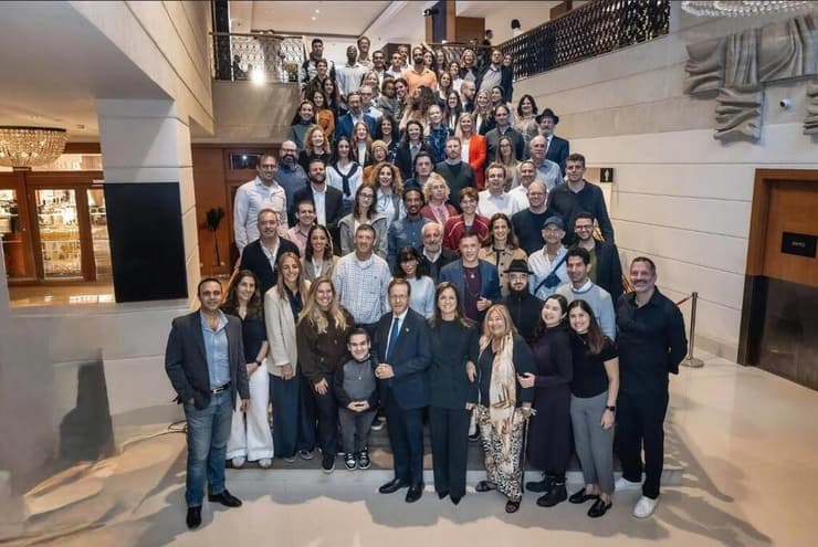 הנשיא הרצוג עם משתתפי המחזור הראשון של "קול העם" (צילום: עמוס בן גרשום, לע"מ) הנשיא הרצוג עם משתתפי המחזור הראשון של "קול העם"