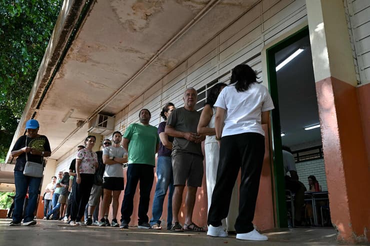 תור לקלפי בבירת ברזיל (צילום: Evaristo SA / AFP) ברזיל בחירות קלפי בריזיליה