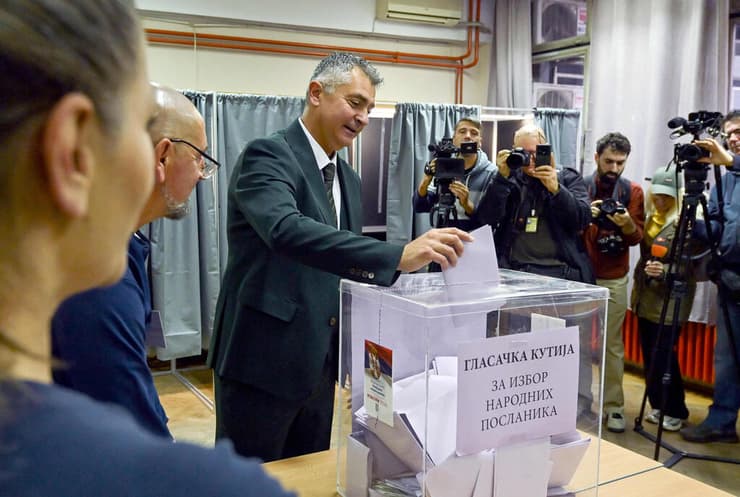 צילום: NENAD MIHAJLOVIC / AFP ראש רשימת הסטודנטים מהאופוזיציה איליה סרדנוביץ' בחירות בקלפי בעיר נובי סאד