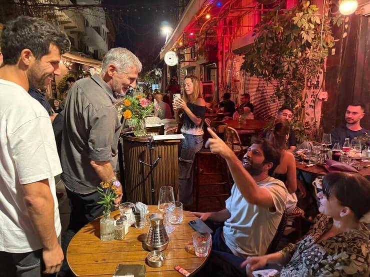 יאיר גולן בסיור בשוק הפשפשים ביפו יאיר גולן פעילים בחירות הדמוקרטים 2026