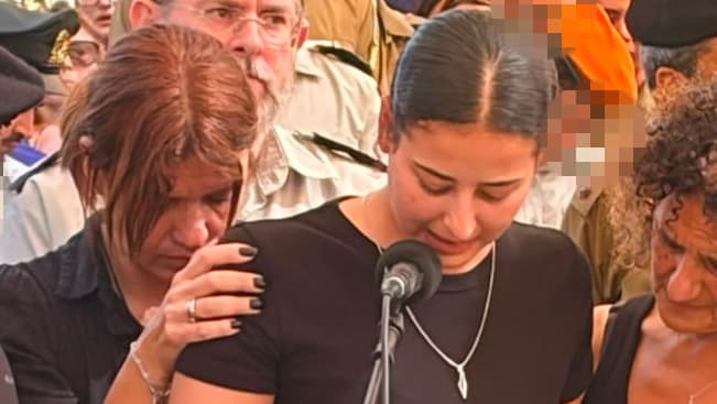 בת הזוג אלה בהלוויה: "איך לעזאזל מסכמים אותך ככה?" (צילום: גדי קבלו ) אלה, בת זוגתו של סמ"ר רון יונתן רויטמן ז"ל
