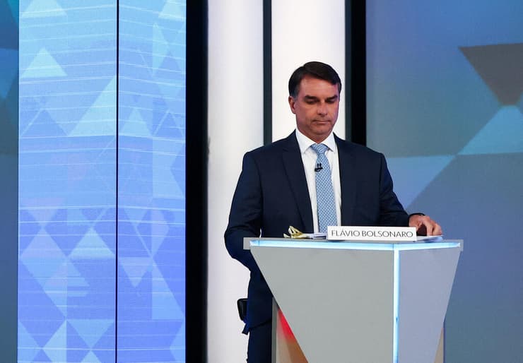 מנהיג הימין בקרב המצולם עם הנשיא המכהן. "מחר בשעה הזו כבר יהיה לנו נשיא חדש" (צילום: REUTERS/Agustin Marcarian) ברזיל עימות בחירות אחרון לואיז אינסיו לולה דה סילבה פלאביו בולסונרו