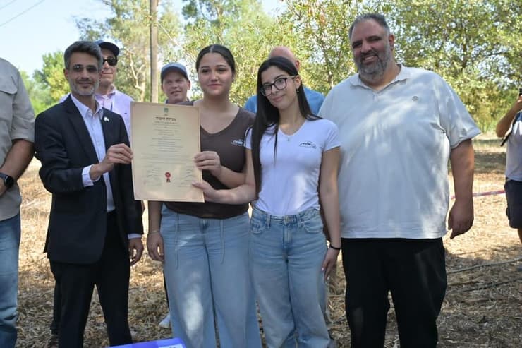 האדריכל יוסי קורי (מימין) עם בנות נוער מקריית שמונה וראש העיר אביחי שטרן   