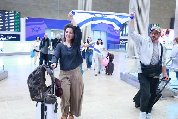 דנה קופל הנוחתים בנתבג שבאו להצביע
