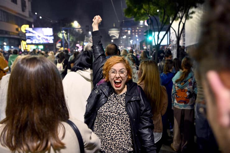 צילום: MARKO LJUTICA / AFP חגיגות ב בלגרד סרביה אחרי ניצחון רשימת הסטודנטים מהאופוזיציה