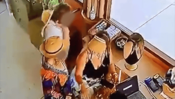 "גנבים. אנא החזיקו אותה". התיעוד ממצלמות האבטחה של אחד מבעלי החנויות תיעוד: קבוצת ישראליות תועדו גונבות מתיקים באינדונזיה