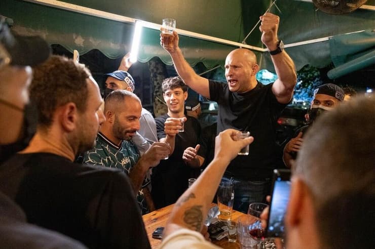 בנט בבר בפלורנטין (צילום: איתי שקד) נפתלי בנט בשכונת פלורנטין, ת"א