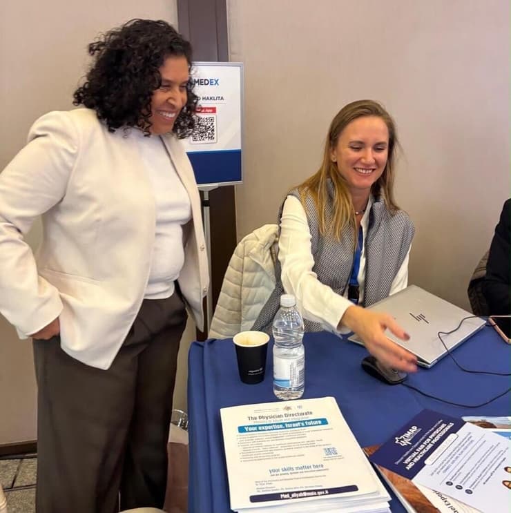 Deganit Sanker-Lange, director-general of Israel’s Ministry of Aliyah and Integration, meets with a participant at the MedEx UK event in London 