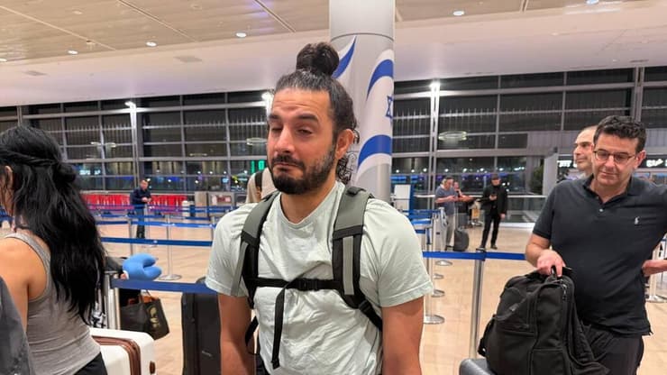 "ממש רציתי להישאר ולבחור". אביב (צילום: רועי רובינשטיין ) אביב, תושב ישראלי שמתגורר בלונדון וחוזר לביתו מבלי להצביע בבחירות 2026
