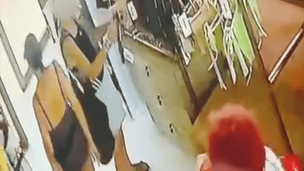 תיעוד: קבוצת ישראליות תועדו גונבות מתיקים באינדונזיה