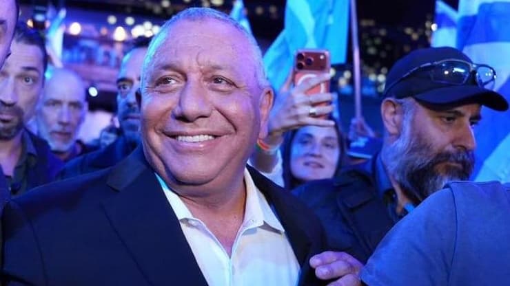 הודיע שיפעל להחלפת נתניהו. "אי-אמון מוחלט בממשלתו" אירוע הזנקת הבחירות של מפלגת ישר בהשתתפות יו"ר המפלגה גדי איזנקוט בהאנגר תל אביב