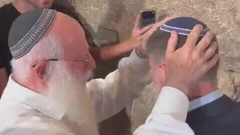 בצלאל סמוטריץ' בכותל המערבי (צילום: מתוך X ) בצלאל סמוטריץ' בכותל המערבי