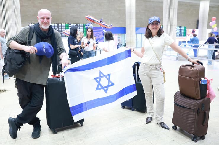 דנה קופל הנוחתים בנתבג שבאו להצביע